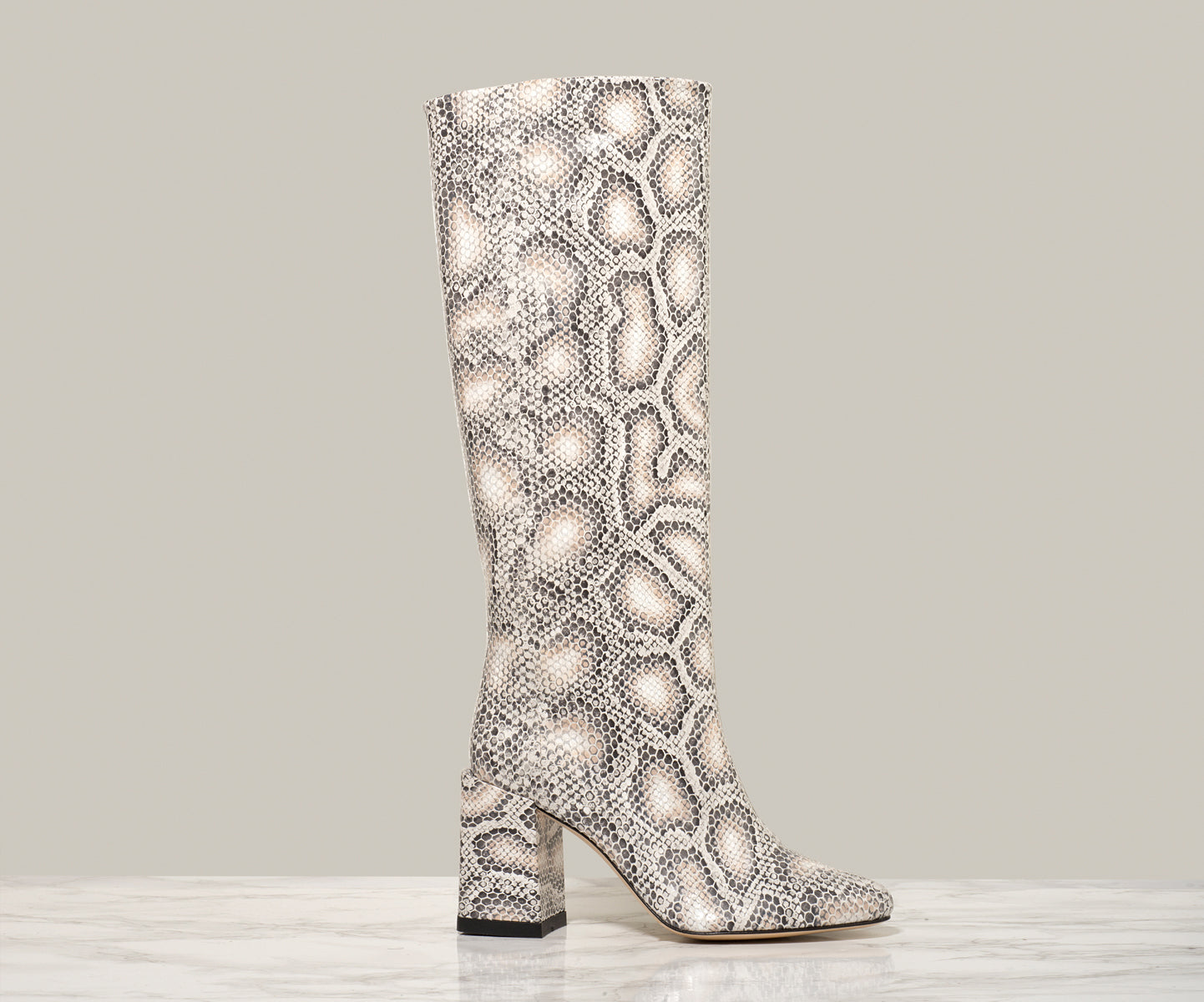 BO KNEE BOOT, Greyscale